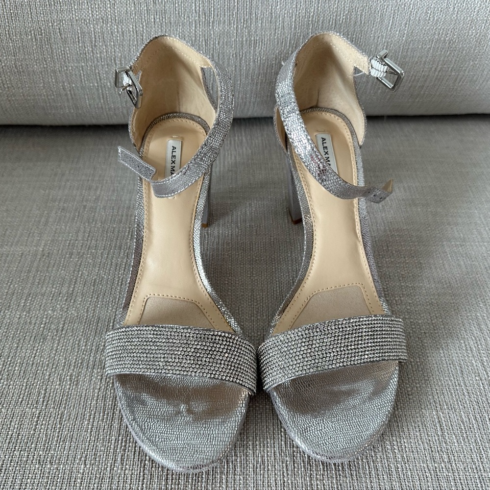 Women’s bridal shoes. Size 7.